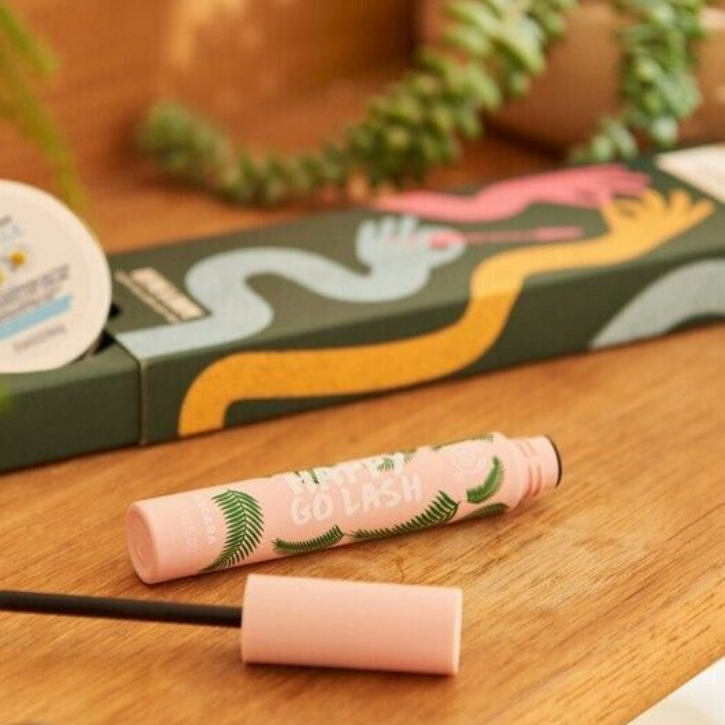 The Body Shop Define Swipe Happy Go Lash Gift Set Mascara Camomile Butter